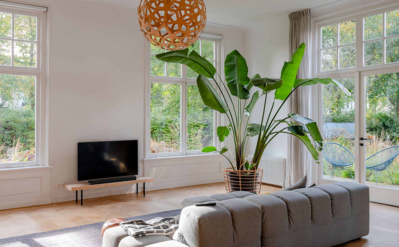 HK_Enchant_Bar_900_Lifestyle_03_904x560px.png?sw=1356&sh=840